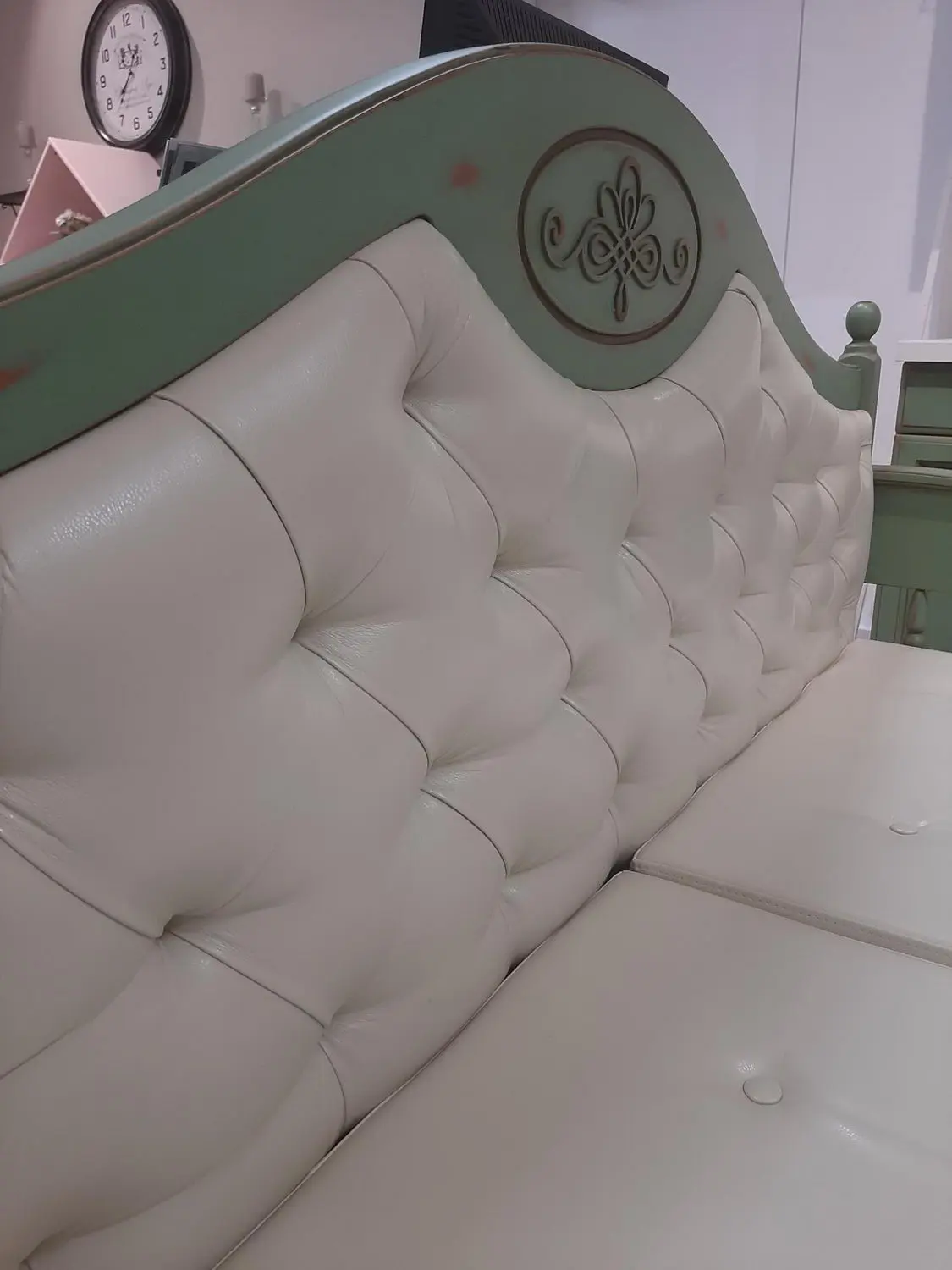 Диван Валенсия 2-15 с декор. вензелем на изголовье